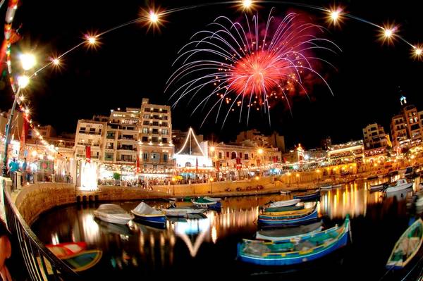 Malta còn có cuộc sống về đêm sôi động, với các hộp đêm nổi tiếng thế giới như Tiësto, Paul van Dyk, Ferry Corsten và Carl Cox. Ngoài ra, bạn còn có thể tới các hộp đêm ngoài trời, thưởng thức đồ uống và thả mình trong âm nhạc. Ảnh: Nightlife-cityguide.