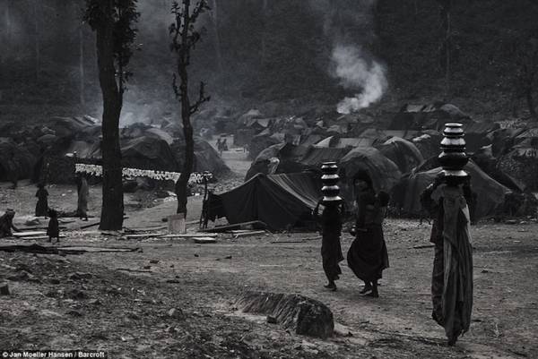 Với sự hỗ trợ của một nhà báo địa phương, nhiếp ảnh gia Đan Mạch Jan Møller Hansen đã dành 3 ngày đi từ thủ đô Kathmandu của Nepal tới một khu rừng hẻo lánh ở huyện Accham để gặp gỡ người dân của bộ lạc. Theo ông, người Raute cũng muốn hoà nhập cùng mọi người, nhưng họ sợ đi học và ở một chỗ cố định. Họ có bản sắc, cách sống riêng biệt, và đó là nguyên nhân khiến người Raute yếu thế trong xã hội Nepal rộng lớn.