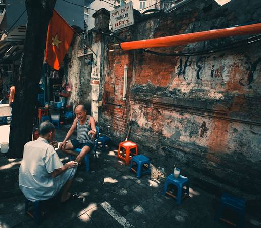 Trên góc phố Hàng Vải, hàng nước mía bán cả trà xanh, thuốc lào. Nhiều người bảo, sống ở Hà Nội, bước ra khỏi nhà, buông chân ra phố là gặp hàng nước.