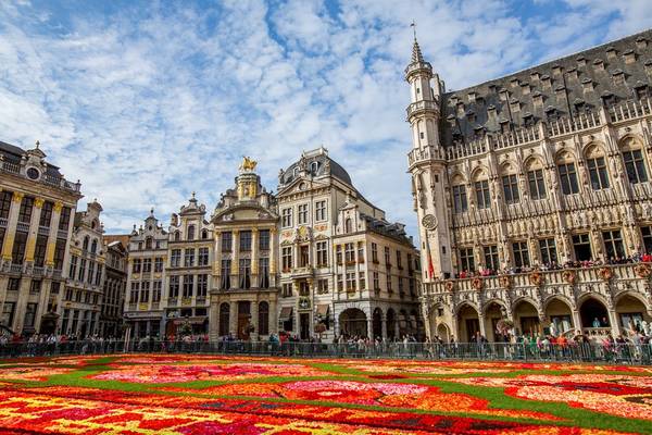 Quảng trường Grand Place: Đây là một trong những quảng trường đẹp nhất châu Âu, với nhiều công trình cổ, nhà hàng và quán cà phê đông khách. Di sản văn hóa thế giới này còn được trang trí bằng một thảm hoa khổng lồ vào tháng 8 (2 năm một lần) và là điểm đến không thể bỏ qua khi tới Brussels. Ảnh: Thousandwonders.