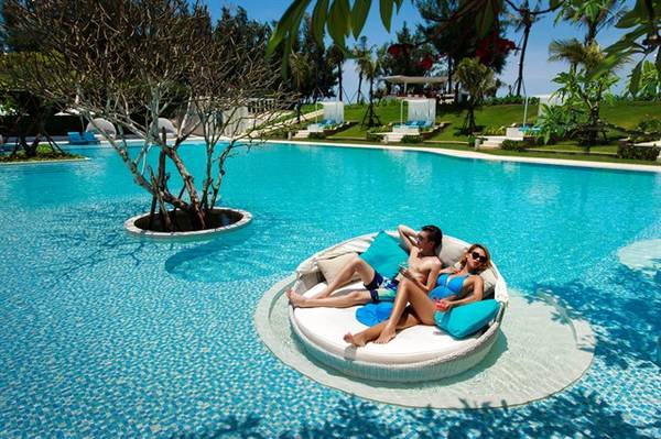 Hồ bơi xinh đẹp đốn tim du khách của Alma Oasis Long Hải Resort. 