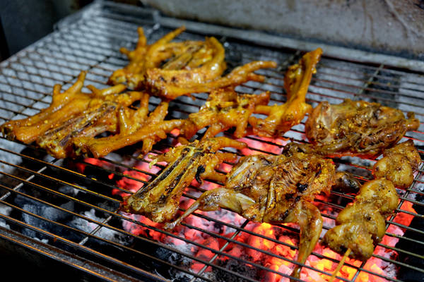 Chân gà, chim cút, khấu linh, phao câu, lòng mề thường được nướng trên lửa than sau khi đã tẩm ướp. Cách nướng này giúp các món ăn vừa thơm ngon vừa bắt mắt.