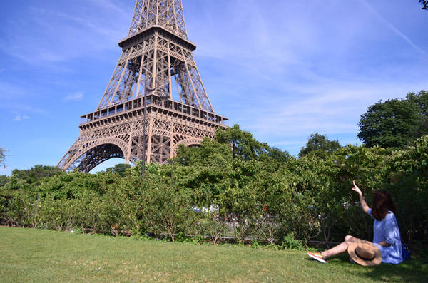 Tháp Eiffel hoa lệ.