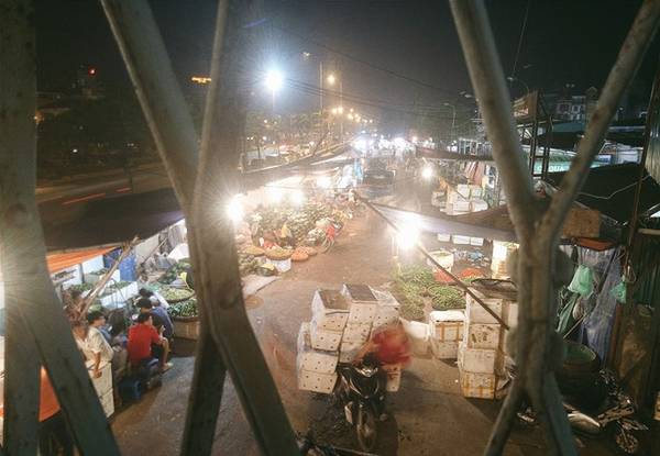 Cùng với chợ hoa Quảng Bá, chợ đầu mối Long Biên rất nhộn nhịp về đêm. Từ 21h đến 4h hôm sau, nơi đây tấp nập từng chuyến xe tải, xe máy vào lấy hàng.