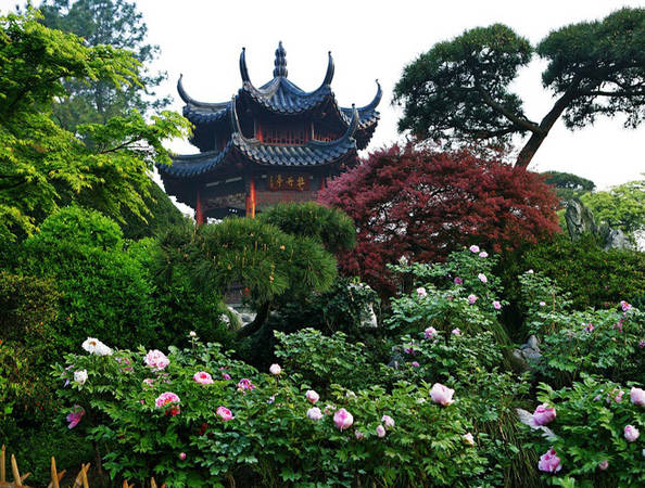 Nếu đến miền Đông Trung Quốc, thì Hồ Tây, Hàng Châu là địa điểm lý tưởng để ngắm hoa xuân. Nơi này được ví như thiên đường ở Trung Quốc với các ngôi nhà cổ được bao phủ bởi cây cối và những khóm hoa đủ sắc màu, in bóng xuống hồ.