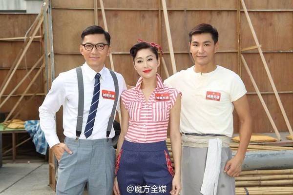 Bộ ba diễn viên Viên Vĩ Hào - Hồ Định Hân - Trần Triển Bằng chụp ảnh lưu niệm trong những ngày quay Anh hùng thành trại ở phim trường.