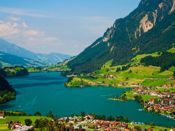 Interlaken - một thị trấn nghỉ dưỡng ở Thụy Sĩ có được cảnh sắc tuyệt đẹp là nhờ nằm trong thung lũng.