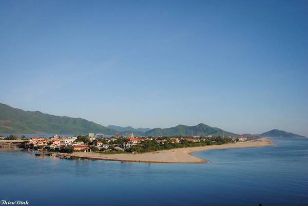 Vịnh Lăng Cô: Lăng Cô là một bãi biển khá nổi tiếng nằm cách Huế khoảng 70 km, tại thị trấn Lăng Cô, huyện Phú Lộc, Huế. Đây cũng là vịnh biển thứ 3 của Việt Nam nằm trong top 30 bãi biển đẹp nhất thế giới. Lăng Cô được nhiều du khách đánh giá đẹp nhất vào mỗi buổi bình minh.