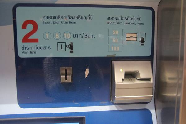 Với máy bán vé tàu điện ngầm bạn có thể trả bằng tiền giấy hoặc tiền xu, trong hình là hai khe để bỏ tiền xu hoặc tiền giấy. Ảnh: San San