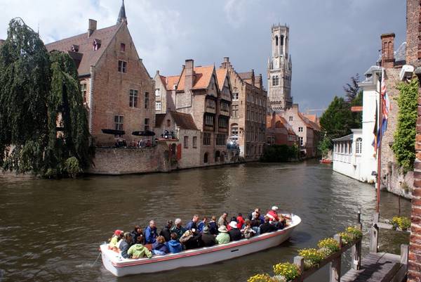 Giao thông thuận tiện: Giao thông ở Bruges cũng rất độc đáo với những chuyến xe ngựa trên phố, hay những chiếc thuyền lững lờ trôi trên các dòng kênh. 