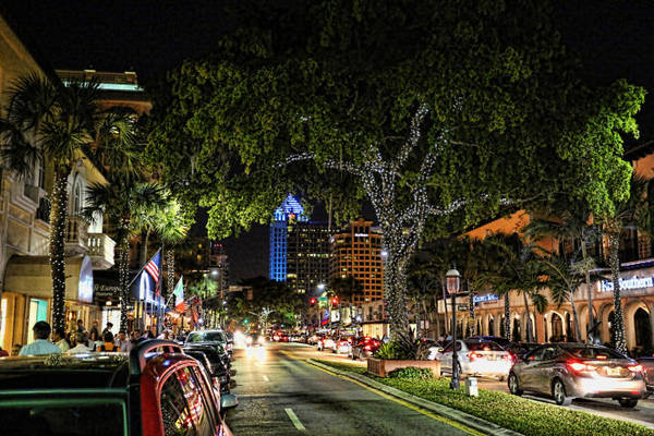 Đại lộ Las Olas ở Fort Lauderdale luôn tấp nập du khách khi đêm xuống - Ảnh: ettractions