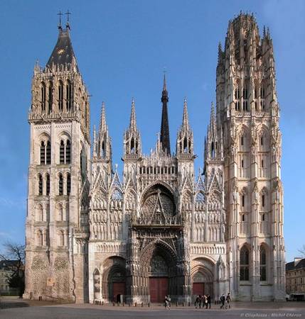 Nhà thờ Notre-Dame: Nằm ở trung tâm khu phố cổ, Notre-Dame là một trong những nhà thờ Gothic lớn và ấn tượng nhất nước Pháp. Phần chính của nhà thờ được xây dựng vào thế kỷ 13 và đến thế kỷ 16 mới hoàn thiện. Ảnh: Traveltoeat. 