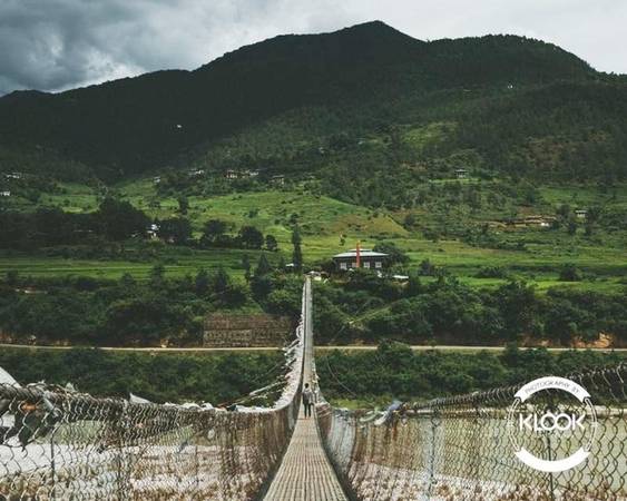Đi trên cây cầu treo dài nhất Bhutan Cầu được bắc qua sông Po Chu ở thành phố Punakha, cả người dân địa phương và du khách đều yêu thích địa điểm này và thường xuyên qua lại nơi này. Những tấm vải màu sắc được buộc dọc theo cầu khiến nó trở thành điểm chụp ảnh lý tưởng cho dân du lịch. 