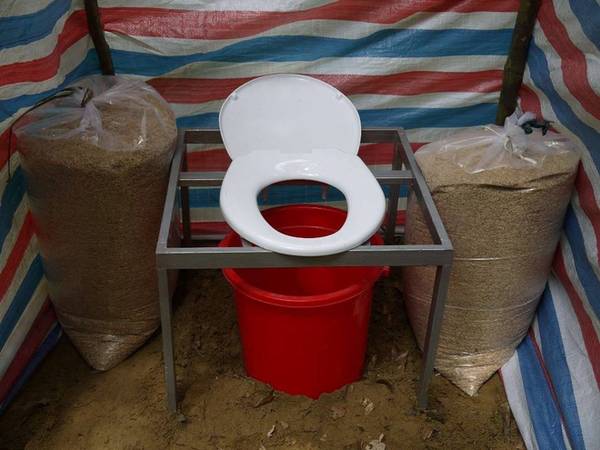 Một nhà vệ sinh tự hoại sử dụng vỏ trấu gọn nhẹ, tiện lợi được công ty tour chuẩn bị cho khách trong suốt tour Sơn Đoòng. Mỗi điểm cắm trại luôn có ít nhất hai khu vệ sinh được nhân viên dọn sạch sẽ.