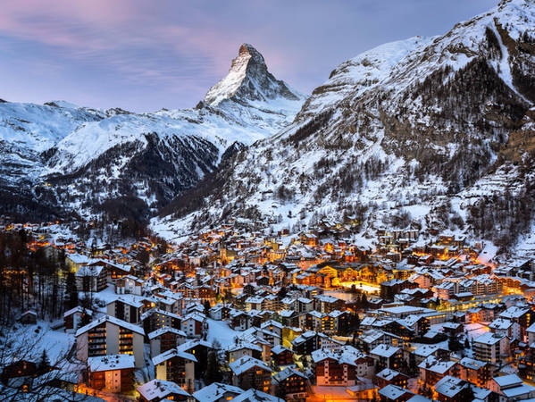 Dufourspitze thuộc khu nghỉ dưỡng Zermatt, một điểm trượt tuyết cổ kính nhưng vô cùng sang trọng. Nơi này còn là điểm leo núi tuyệt vời cho dân leo núi trong những tháng khí hậu ấm áp.