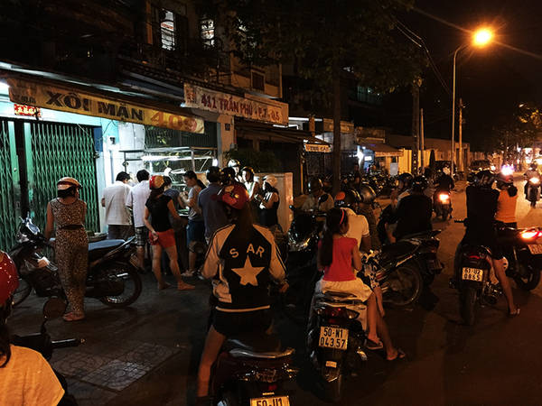 Quán xôi là một xe có tủ kính trông như xe bánh mì vẫn thường thấy ở nhiều tuyến phố tại Sài Gòn, chỉ có điều nó được đặt cạnh 2 nhà tang lễ lớn nhất quận 5 nên được quen gọi "xôi nhà xác".