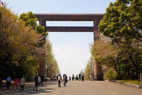 Du khách trước khi đến Yasukuni phải đi bộ qua cổng Torii truyền thống của Nhật Bản, được xem như điểm chuyển tiếp từ nơi ô uế đến linh thiêng, sau đó rửa tay trong chậu nước và bước qua một cánh cửa gỗ lớn. Ảnh: Foreign Policy.