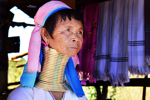 Phụ nữ Kayan đeo rất nhiều vòng kim loại, khiến phần cổ có thể dài tới 40 cm. Ảnh: Channel News Asia.
