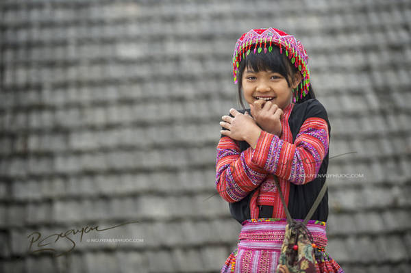 Nụ cười hồn nhiên của một em gái người Mông - Ảnh: Nguyễn Vũ Phước
