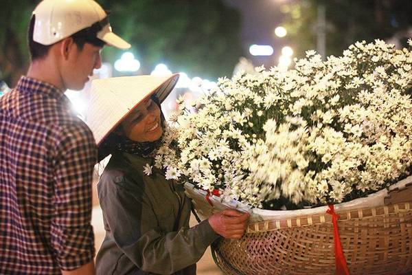 Người yêu hoa tìm đến tận vườn để cảm nhận hương sắc và mua hoa về tặng bạn bè, gia đình.