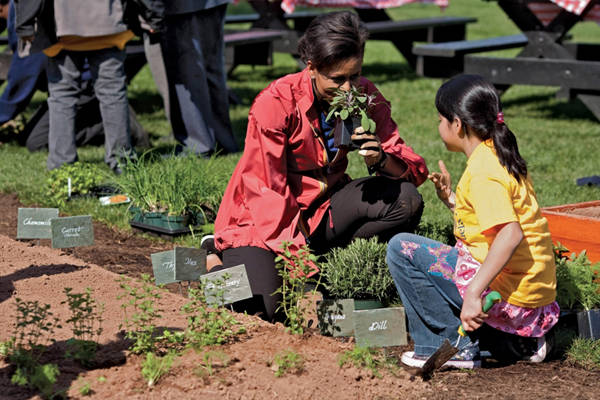 Học sinh trường Tiểu học Bancroft ở thủ đô Washington, D.C. giúp bà Michelle trồng cây tháng 4/2009. Ảnh: Samantha Appleton.Học sinh trường Tiểu học Bancroft ở thủ đô Washington, D.C. giúp bà Michelle trồng cây tháng 4/2009. Ảnh: Samantha Appleton.