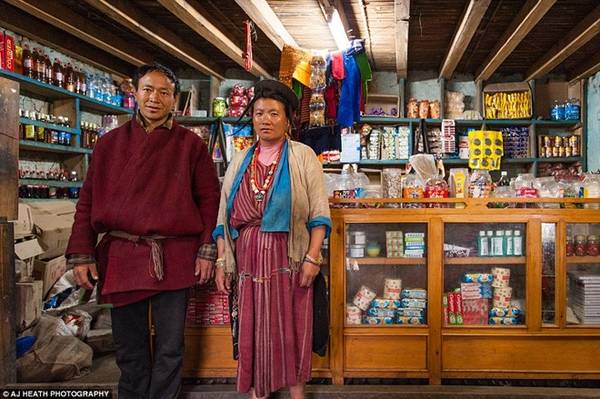 Người Brokpa theo truyền thống vẫn trao đổi hàng hóa với dân địa phương. Tuy nhiên, sự xuất hiện của các cửa hàng đã thay đổi cuộc sống và bữa ăn hàng ngày của họ. 