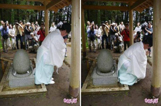Sau đó, họ sẽ đến viếng thăm đền Kunigami - nơi có điện thờ và quả trứng thánh - rồi cúi mình trước bệ thờ, hướng mông về phía quả trứng, nhún ba lần, sau đó chắp tay lạy. Bước cuối cùng là dùng bữa với quả trứng luộc tại ngôi đền gần đó.
