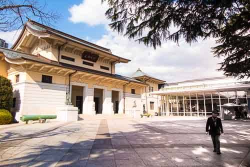 Trong khuôn viên đền Yasukuni là bảo tàng Yushukan, nơi lưu trữ và trưng bày những di vật chiến tranh cùng các tư liệu liên quan đến quân đội. Đây cũng là bảo tàng quân sự đầu tiên và lâu đời nhất Nhật Bản. Ảnh: Japan visitor.