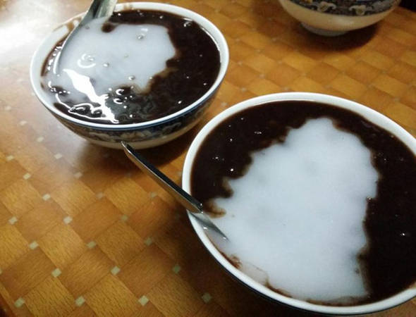 Quán chè bà Thơm còn có chè đỗ đen nóng cũng được mọi người yêu thích. Chè ngọt vừa phải, đỗ ninh nhừ vừa miệng, nấu với đường phèn và thêm nước cốt dừa béo ngậy. Ảnh: Thùy Kang Ji.