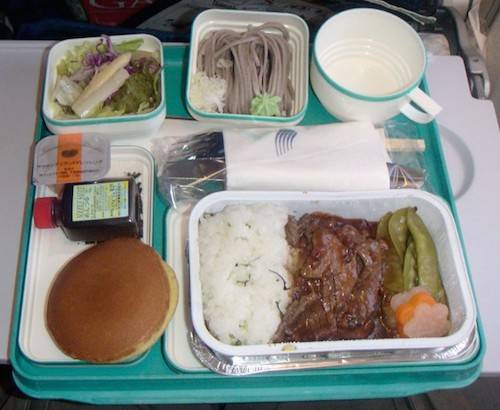 Bữa ăn của phi công: Hai phi công sẽ được phục vụ những bữa ăn hoàn toàn khác nhau và tuyệt đối không được chia sẻ để tránh trường hợp ngộ độc thực phẩm. Ảnh: Nextshark.