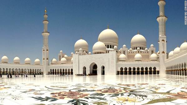 2. Thánh đường Sheikh Zayed: Một trong những nhà thờ Hồi giáo lớn nhất thế giới, với sức chứa 40.000 tín đồ cầu nguyện cùng lúc.
