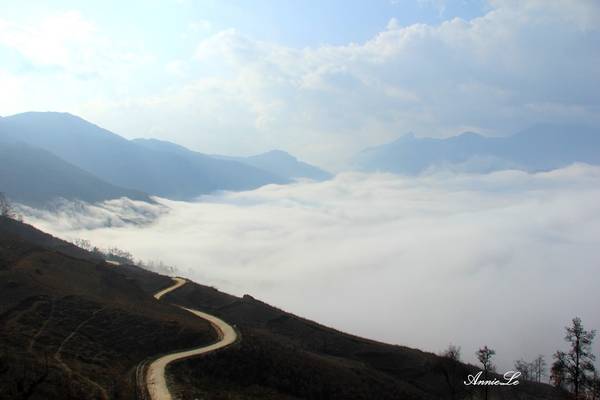 Y Tý là một xã biên giới vùng núi Tây Bắc, giáp Trung Quốc, thuộc huyện Bát Xát, Lào Cai. Đây là điểm đến săn mây nổi tiếng được dân phượt yêu thích. Thời điểm săn mây Y Tý thích hợp nhất là từ tháng 8 đến tháng 3 năm sau. Ảnh: Cỏ Biếc.