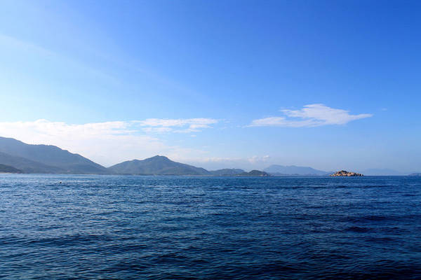 Quang cảnh nhà bè, thuyền tàu qua lại trên vùng biển giáp ranh giữa Bãi Kinh và đảo Bình Hưng.