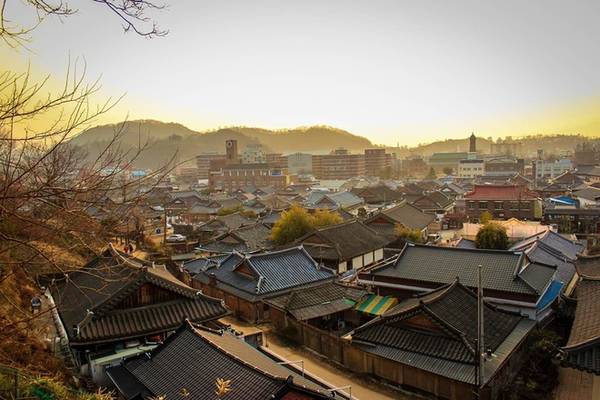 Nằm ở phía nam, cách thủ đô Seoul ít nhất 2 tiếng 20 phút đi tàu nhanh (KTX), Jeonju là một trong những điểm du lịch bạn nên khám phá nếu muốn tìm hiểu về văn hóa Hàn Quốc. Nét cổ xưa còn lưu giữ khá trọn vẹn với những ngôi làng hanok (nhà cổ Hàn Quốc) được xây từ cách đây hơn 500 năm. Ảnh: Chris Anderson.