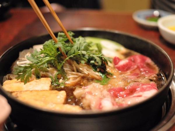Sukiyaki là một kiểu lẩu của người Nhật. Trong chiếc nồi lớn, họ thả thịt bò thái lát mỏng, các loại rau và mỳ rồi để sôi cùng với nước hầm thơm ngọt. 