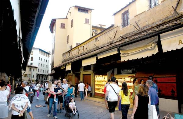 Du khách, cửa hàng trên cầu cổ Ponte Vecchio