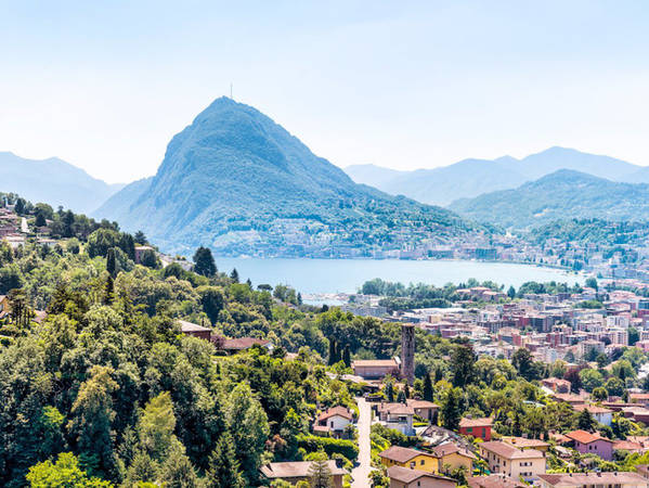 Đường sắt Monte Generoso sẽ đưa du khách qua con đường nằm cheo leo trên sườn núi để chiêm ngưỡng cảnh quan vô cùng ngoạn mục của Thành phố Lugano và hồ nước bên cạnh.