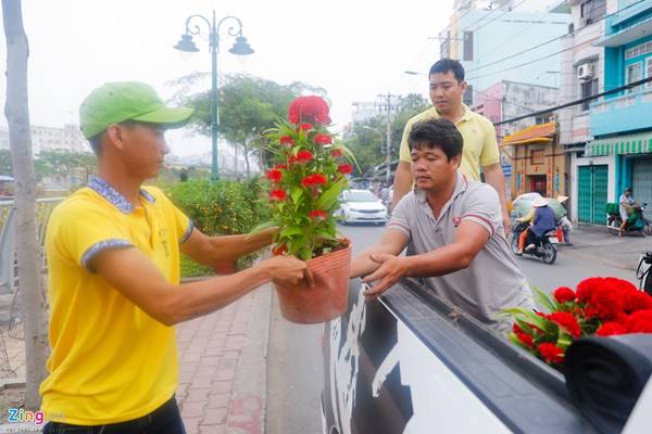 Em Nguyễn Văn Phong (Trà Vinh) làm thuê cho biết theo ghe phụ một mùa Tết được chủ trả công 10 triệu đồng.