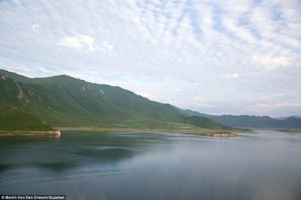 Bức ảnh chụp phong cảnh cho thấy một trong những khía cạnh ít được biết tới của Triều Tiên: những ngọn núi và bãi biển tuyệt đẹp.