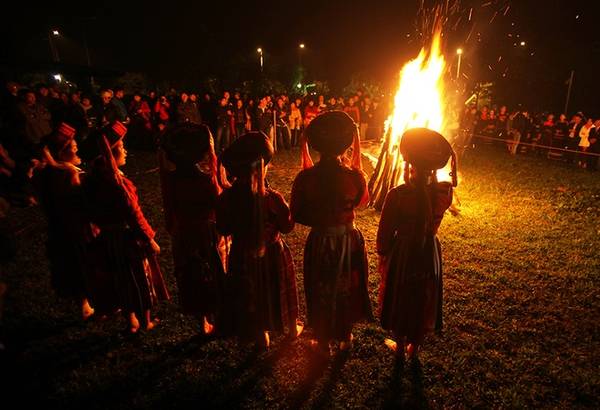 Lễ hội nhảy lửa thường tổ chức vào thời điểm thu hoạch vụ mùa xong, khoảng tháng 10, tháng 11 âm lịch đến rằm tháng riêng.