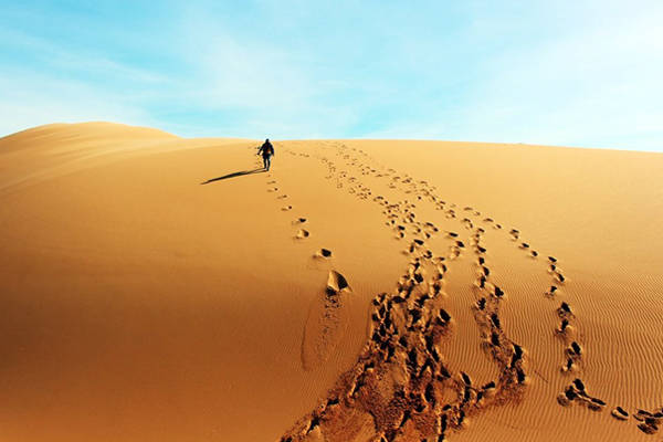 Những vết chân hằn in trên sa mạc cát, nhưng phút chốc những cơn gió đã san lấp. 