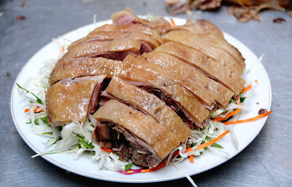 Gỏi thường đặt bên dưới, phần thịt vịt được chặt thành miếng xếp lên trên.