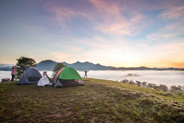 Cắm trại trên đồi cao, thoáng đãng để thỏa sức ngắm nhìn biển mây tuyệt đẹp là những trải nghiệm thú vị tại Đà Lạt đối với những ai yêu thích du lịch bụi. Ảnh: Long Quang Le.