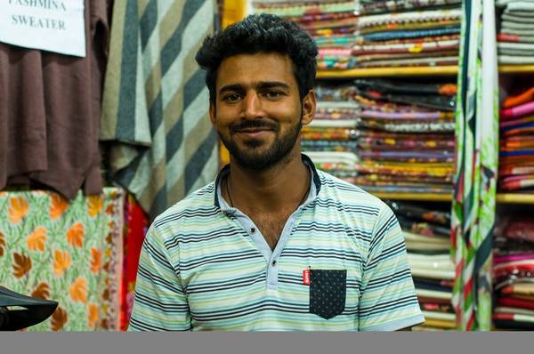Khu chợ trung tâm Leh rất đa dạng mặt hàng. Người Ấn Độ rất hiếu khách, sẵn sàng lấy ra cả hàng trăm chiếc khăn, trải ra cho khách chọn. Dù khách không mua, gương mặt họ cũng xuất hiện nụ cười.