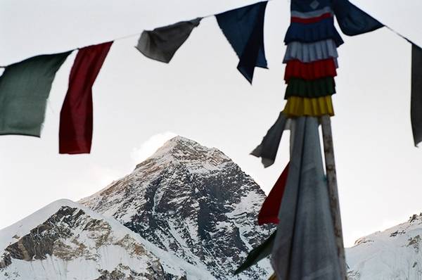 Đỉnh núi Everest nhìn từ Gorakshep, điểm cao trên 5 000 m, là chặng dừng chân cuối cùng khi đến EBC.