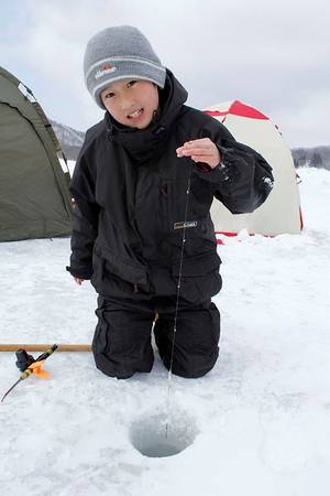 Bạn có thể câu cá trên băng trong hồ Haibara. 