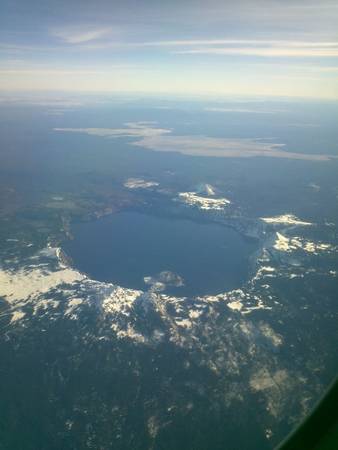 2. Hồ Crater nổi tiếng là hồ nước sạch và xanh nhất thế giới vì không có nhánh rẽ hay vịnh nhỏ nào khác. Chỉ cần nhìn từ trên cao thôi là cũng đủ để thấy mức độ hùng vĩ của địa danh này!