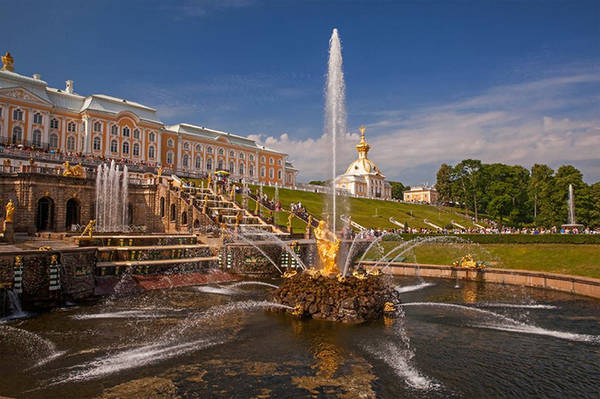  Nếu đến St. Petersburg mà chưa tới Cung điện mùa hè, chiêm ngưỡng đài phun nước nổi tiếng ở đây, thì coi như bạn đã để lỡ một trong những điều tuyệt vời nhất. 