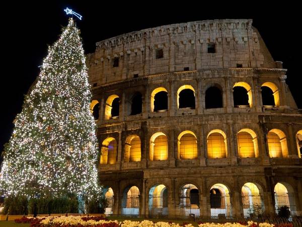 Rome, Italy Khung cảnh về đêm ở Rome vốn lộng lẫy nhờ đèn chiếu sáng của đấu trường La Mã Colosseum, nay càng thêm hấp dẫn với cây thông Noel cao và được trang hoàng rực rỡ.