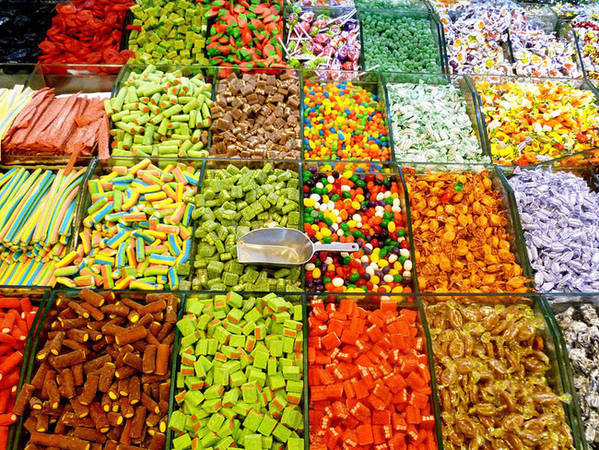 Từ những thanh chocolate với những hạt trang trí bên trên đến những loại kẹo dẻo chua…, hầu hết các khu chợ ở Israel sẽ là thiên đường dành cho những tín đồ hảo ngọt. Bạn chỉ cần lấy túi và tự chọn cho mình những loại kẹo mà mình thích.